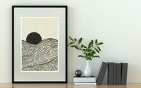 Das Wellen Poster zeigt dir gezeichnete Wellen mit einer schwarzen Sonne am Horizont. 
