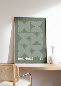 Das Bauhaus Poster zeigt dir geometrische Formen in Beige auf grünem Hintergrund. Das Poster ist einem Ausstellungsplakat von 1919 - 1923 nachempfunden, ist so aber nie erschienen. 