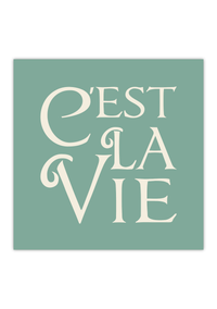 Das Poster zeigt in quadratischen Format und in verschiedenen vintage Farben den französichen Spruch "c'est la vie", was soviel bedeutet wie "so ist das Leben nun einmal". 